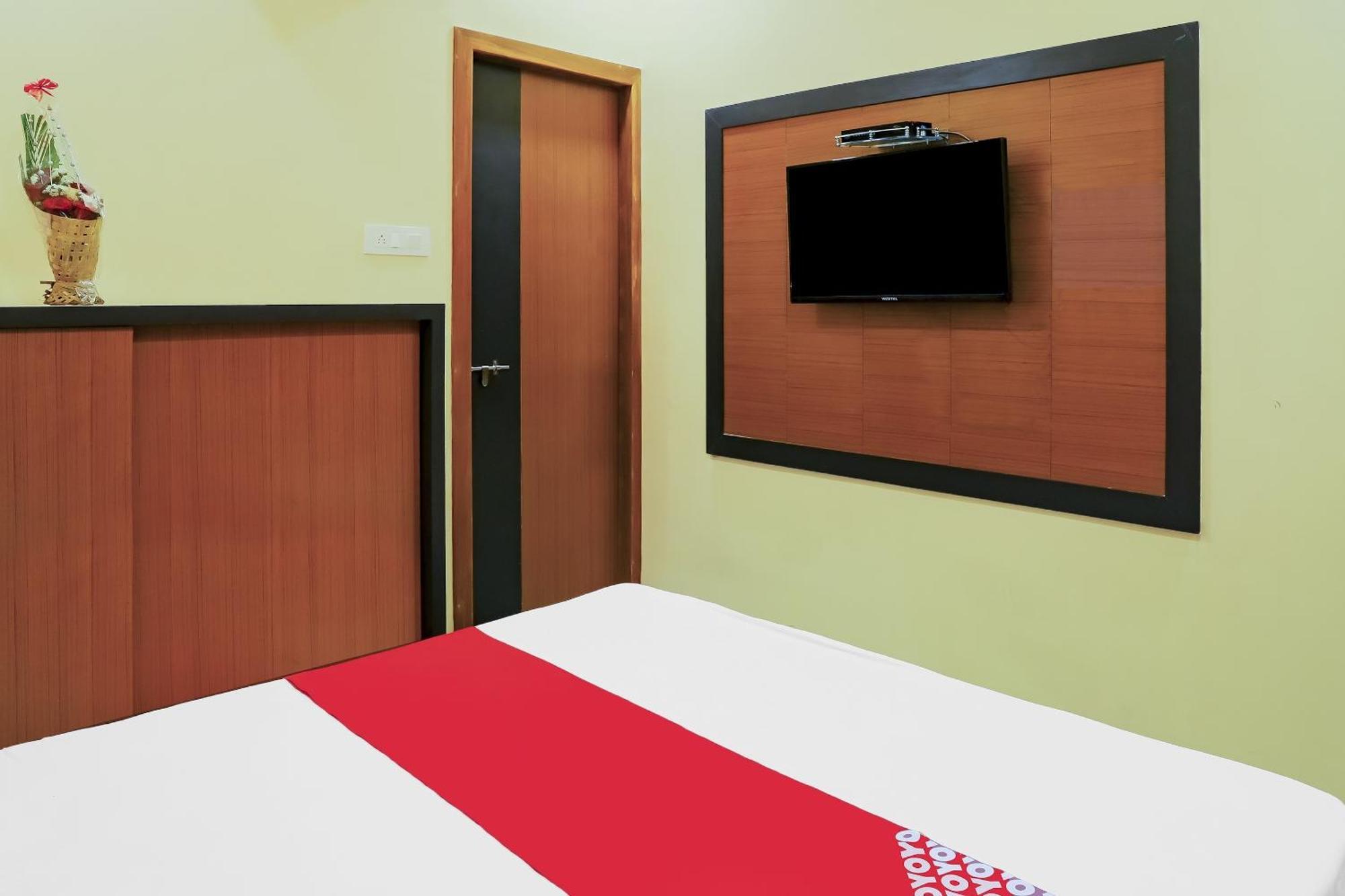 Oyo Hotel Shree Krishna Inn Rooms Surat Exteriör bild