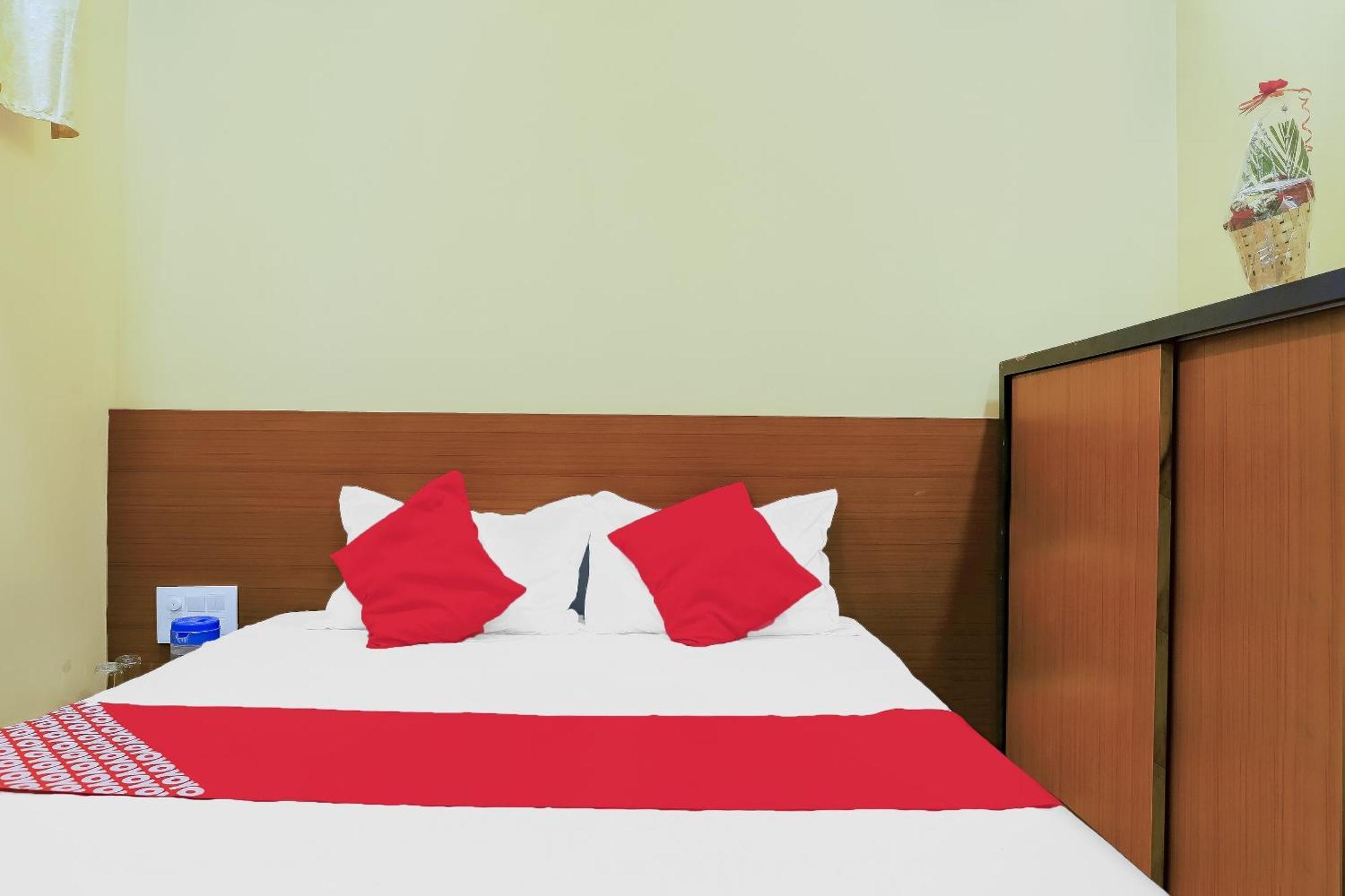 Oyo Hotel Shree Krishna Inn Rooms Surat Exteriör bild