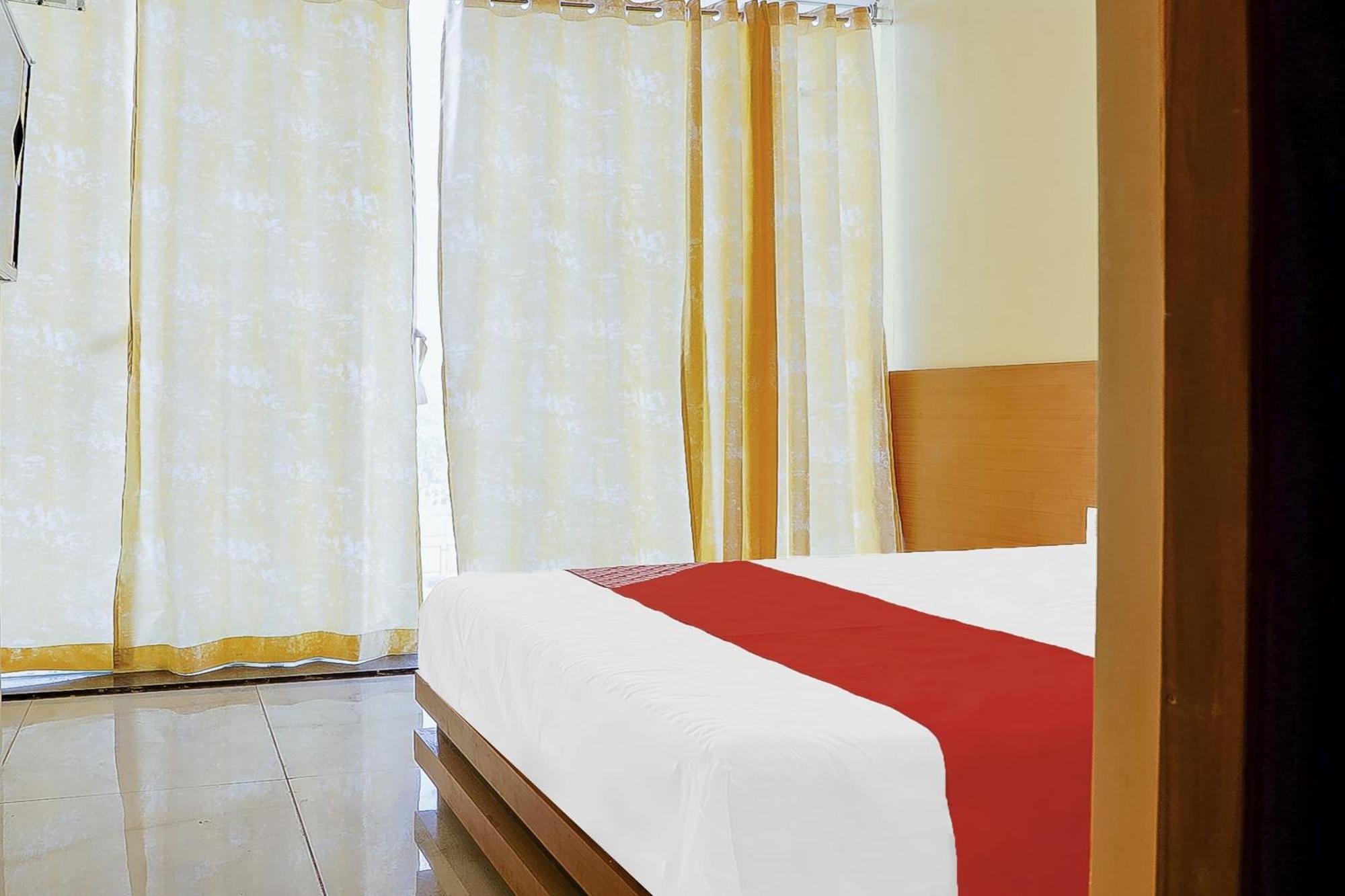 Oyo Hotel Shree Krishna Inn Rooms Surat Exteriör bild